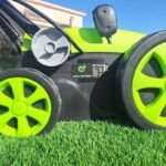 Μηχανή Συντήρησης Τεχνητού Γκαζόν 1800W – Ρυθμιζόμενο Ύψος & Κάδος 45L | Skroutz Κύπρου