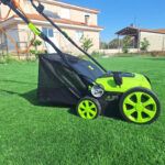 Μηχανή Συντήρησης Τεχνητού Γκαζόν 1800W – Ρυθμιζόμενο Ύψος & Κάδος 45L | Skroutz Κύπρου